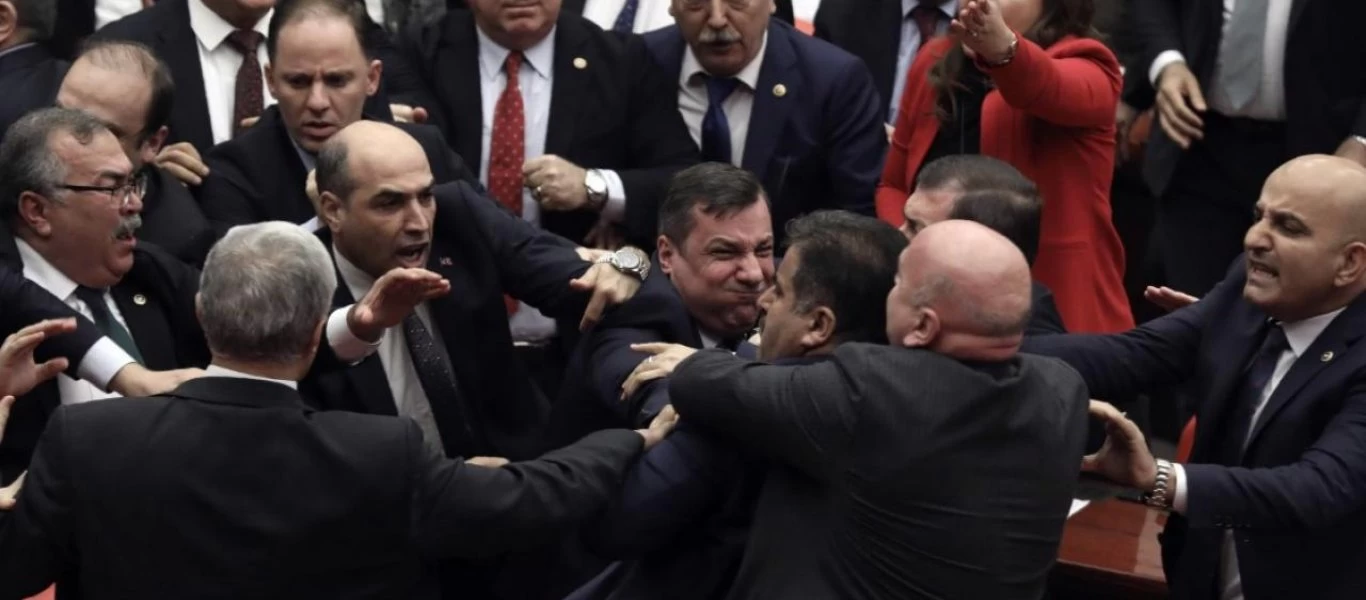 «Ξύλο» στο τουρκικό κοινοβούλιο μεταξύ βουλευτών AKP και κεμαλιστών για τους Κούρδους